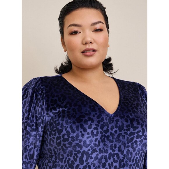 NWT Torrid 3X Blue Leopard Print Stretch Velvet V-Neck Long Sleeve Bodysuit - Picture 4 of 8